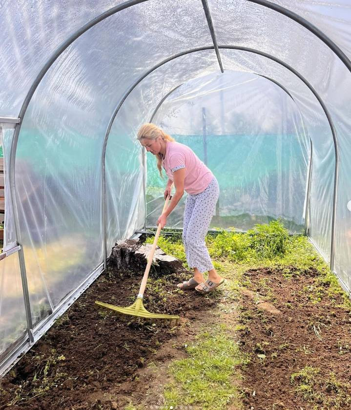 Şöhreti bırakıp doğaya çekilen ünlü manken tarlada çalışmaya başladı - Resim: 5